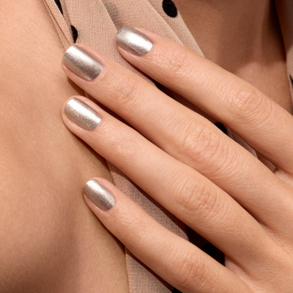Ongles pailletés : nos idées manucure pour briller à volonté