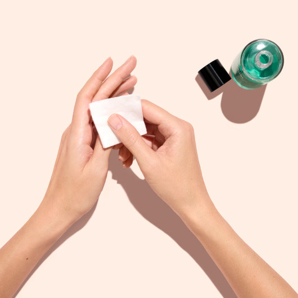Acétone pour ongles : usages, risques et alternatives
